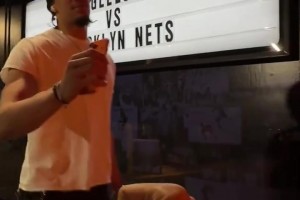 士气高涨！湖人vs篮网 湖人球员抵达球馆！